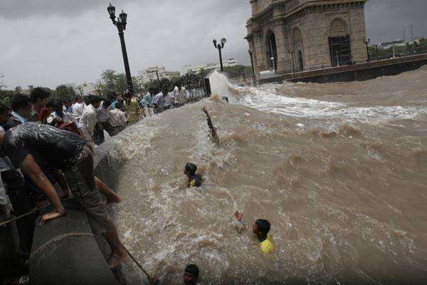 High Tide In Mumbai - GConnect.in